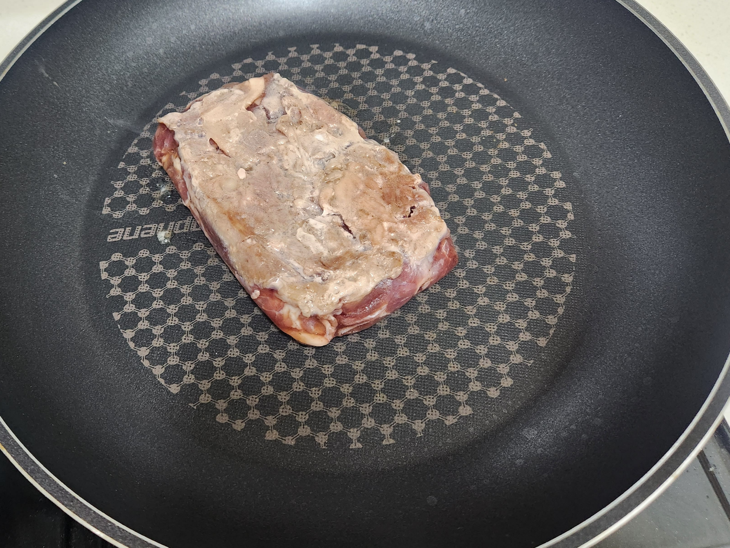 프라이팬에 고기 넣고 구워주기