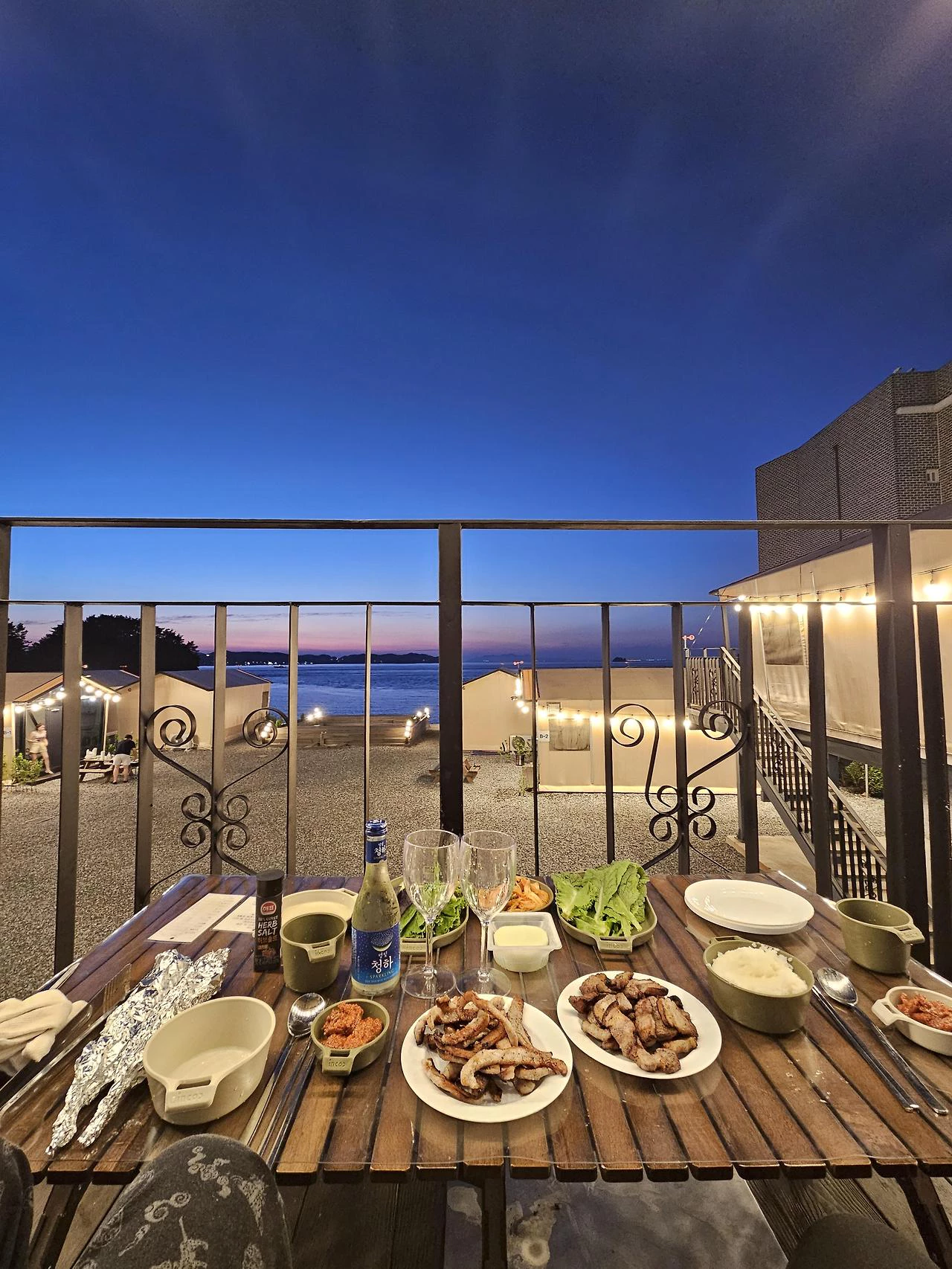 테이블-위에-올려진-고기와-와인-그리고-멋진-풍경