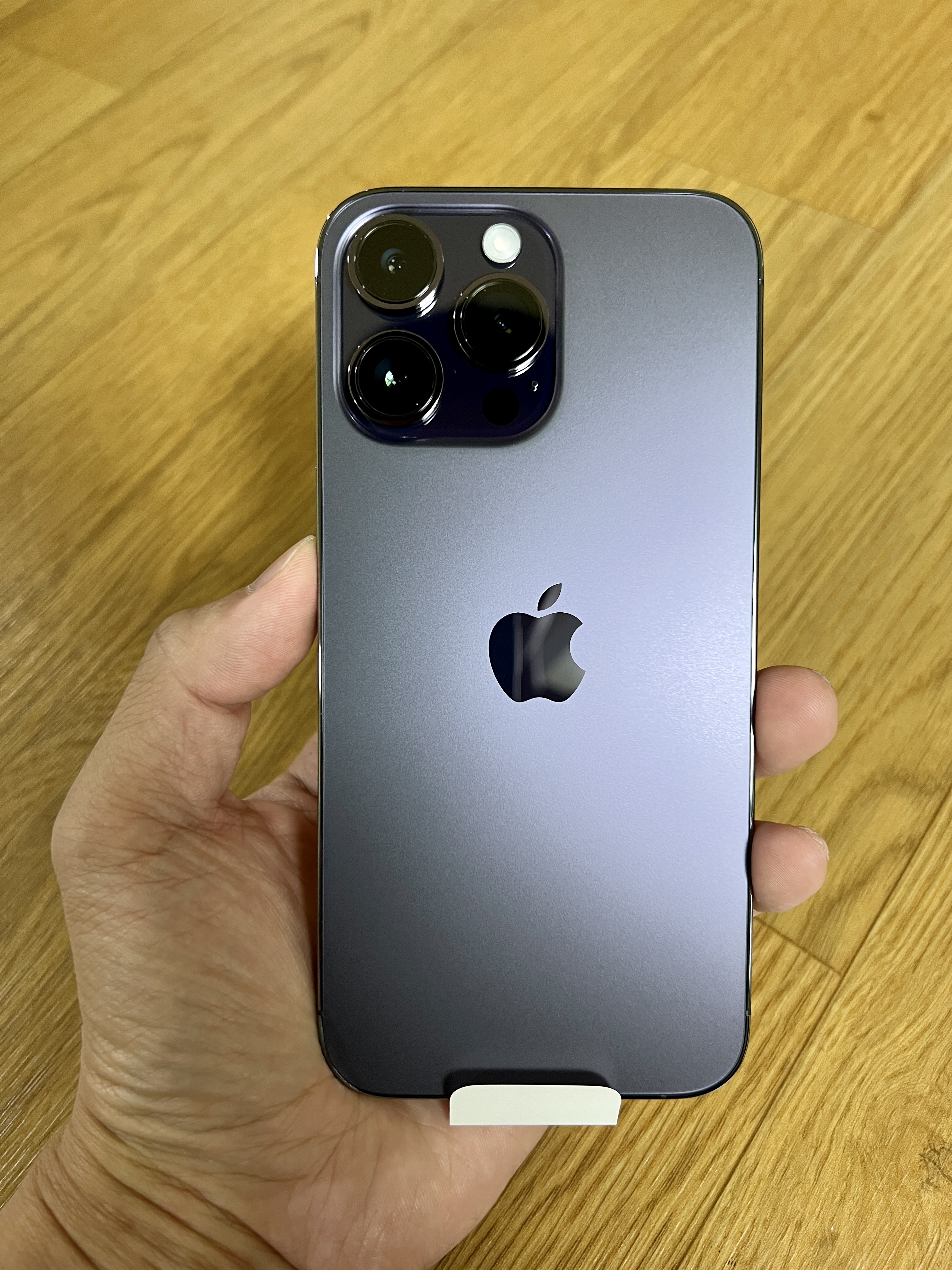 조금은 밝아 보이는 아이폰 14 프로맥스 딥퍼플