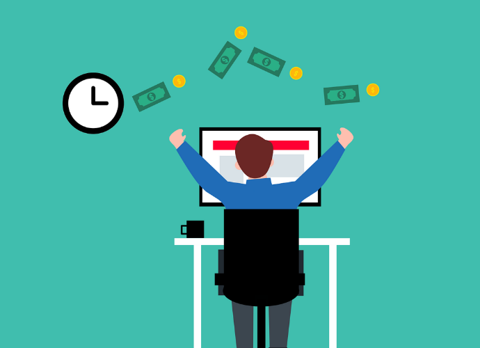 책상에 앉아 돈절약법을 검색하는 남자 이미지