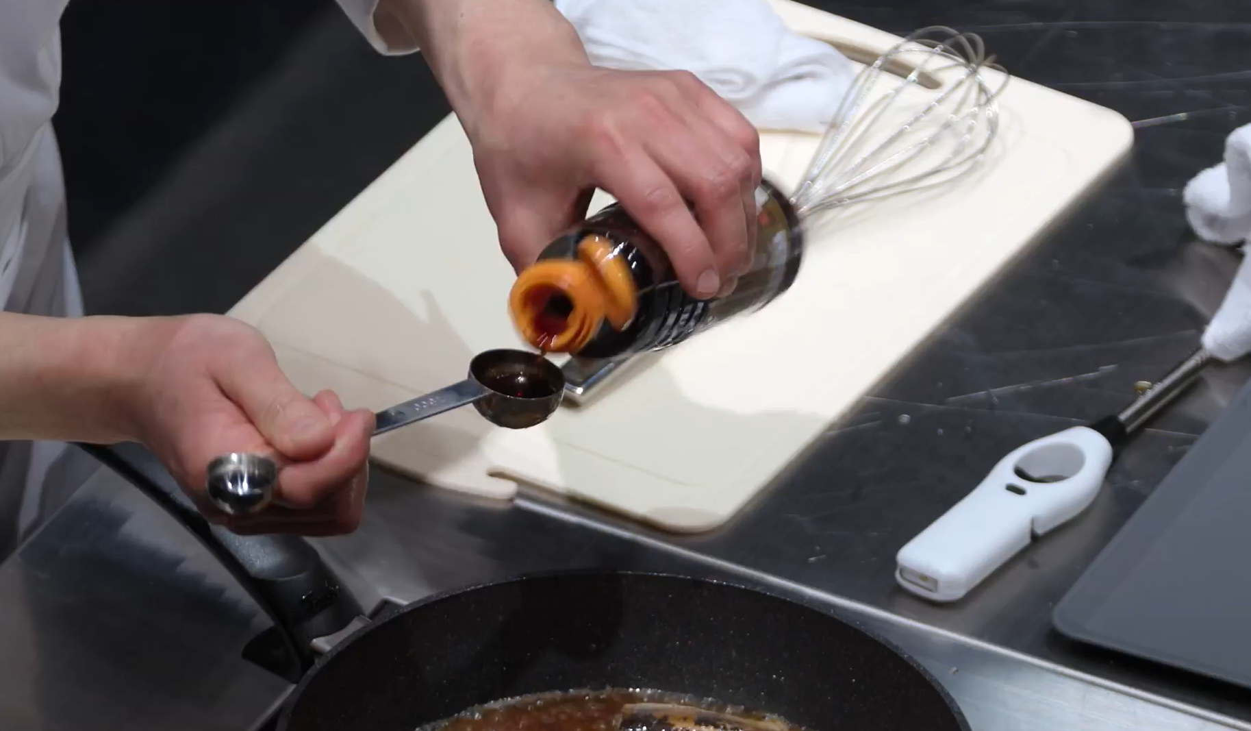 꽁치를-넣고-간장으로-간을-한다