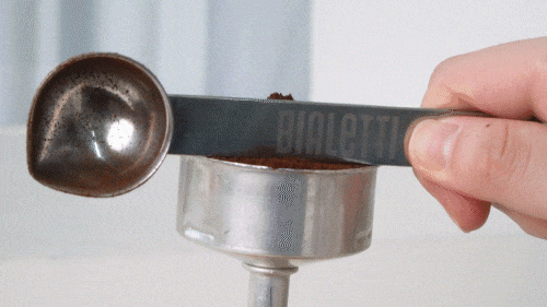 커피를 넣고 다듬기