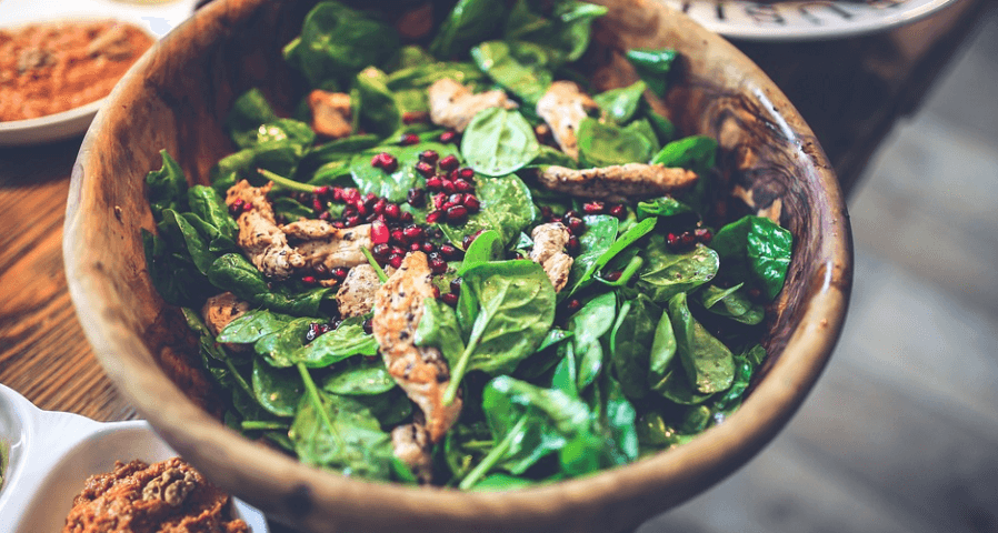 백내장에 좋은 음식 시금치를 샐러드로 만들어 그릇에 담겨 있다