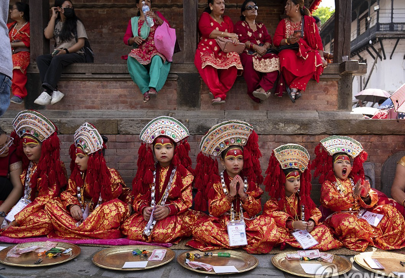 네팔 쿠마리 축제: 살아있는 여신은 어떻게 선택될까