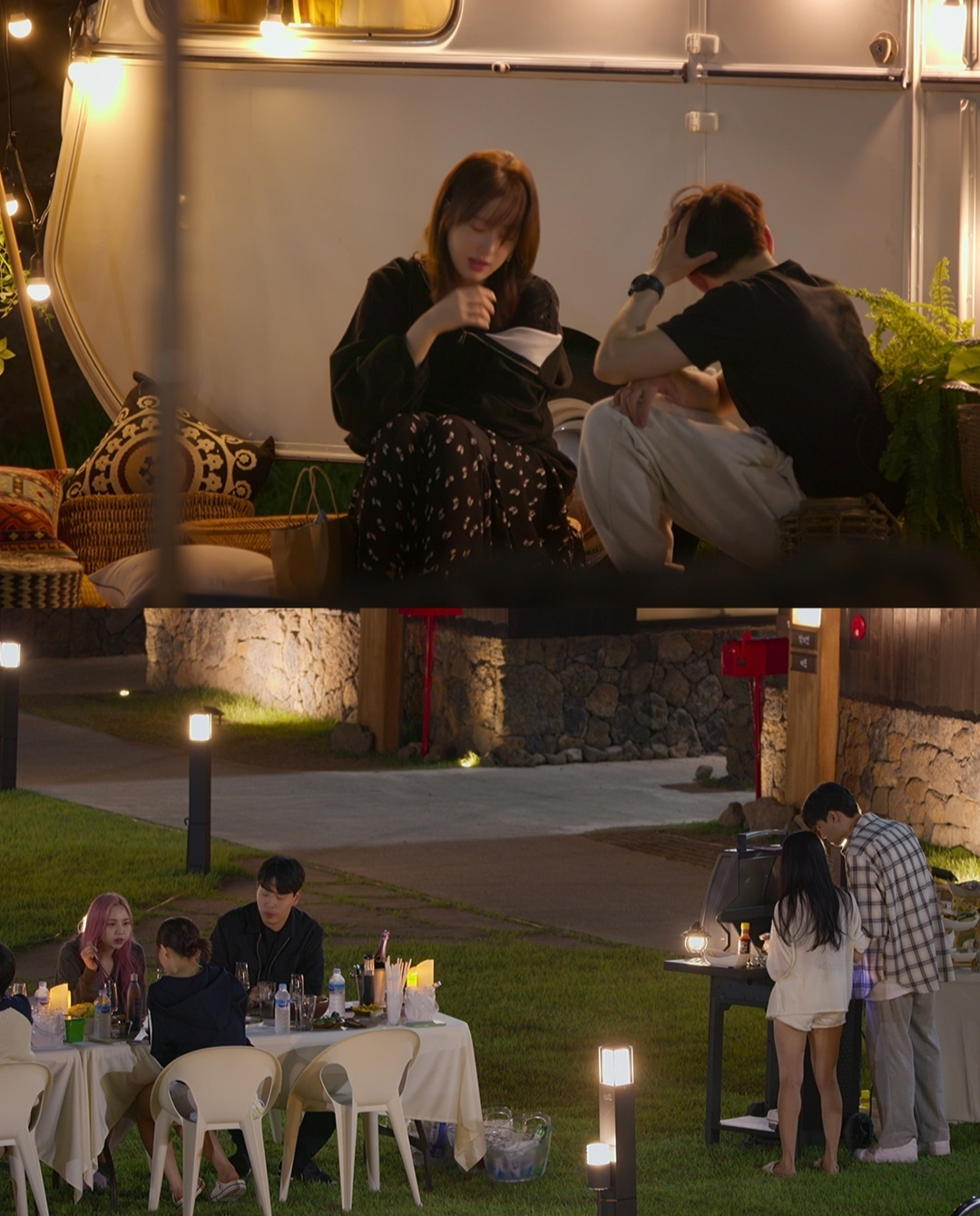 앉아서 대화를 하는 모습