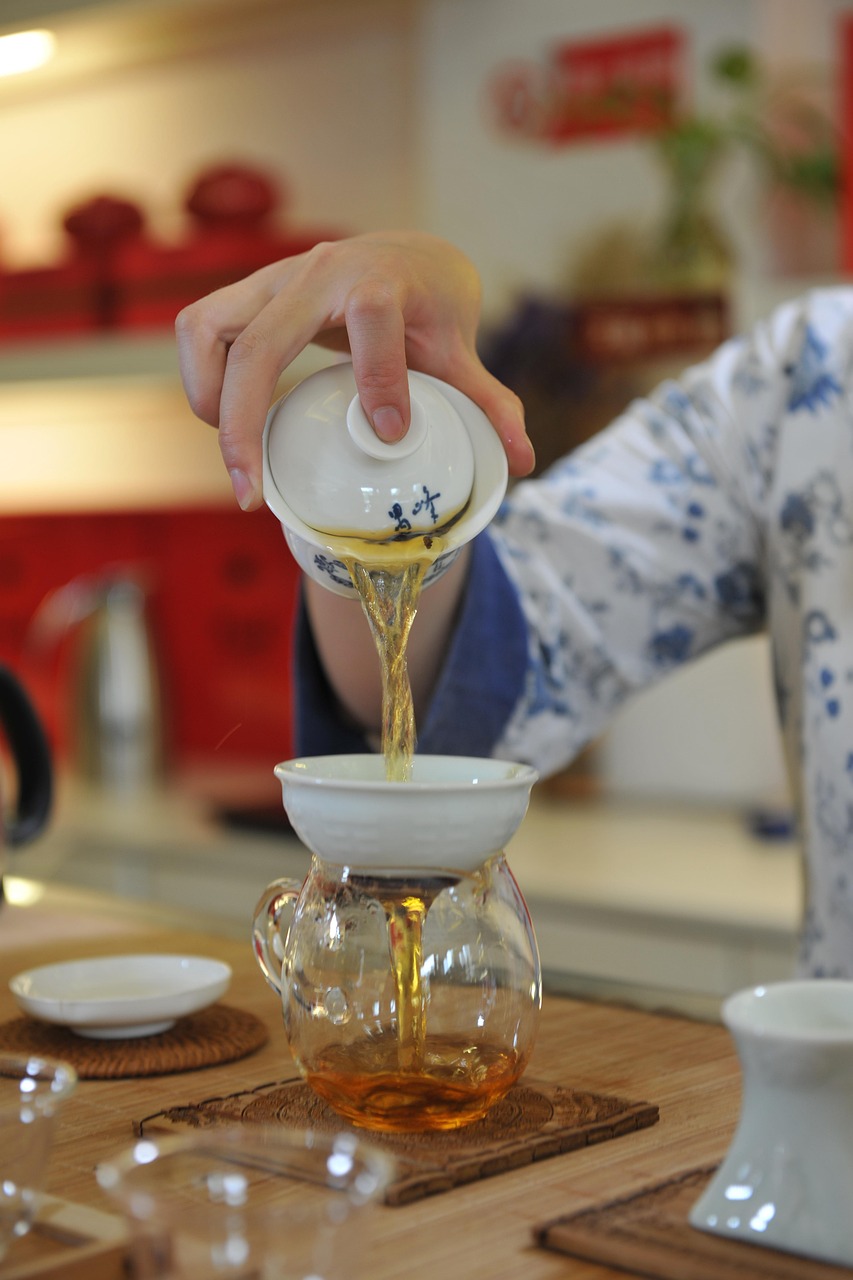 차를 따르는 손동작 사진