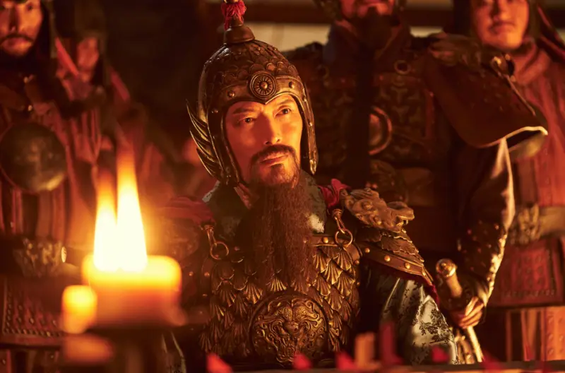 영화 노량- 촛불 옆에서 보고를 듣고 있는 진린 정재영