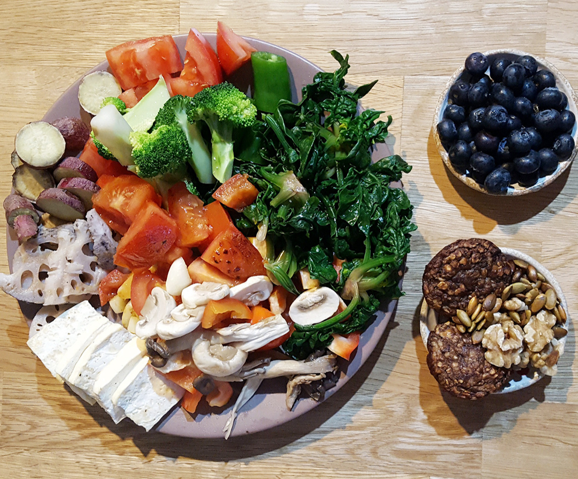 저칼로리 샐러드 와 견과류