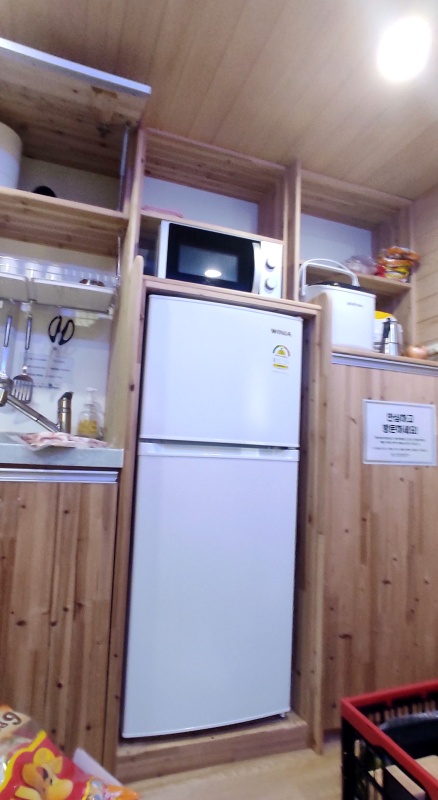 냉장고와 작은 전자레인지