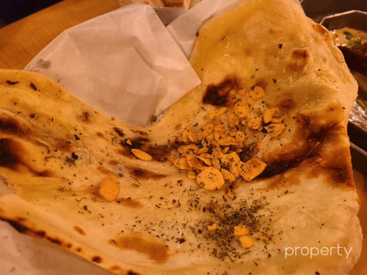 갈릭난-난위에-갈릭칩이올려져있는