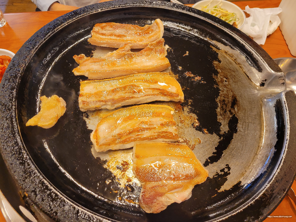 철판 위에서 노릇하게 익은 삼겹살