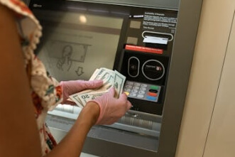 ATM-현금인출기-이용-고객-이미지