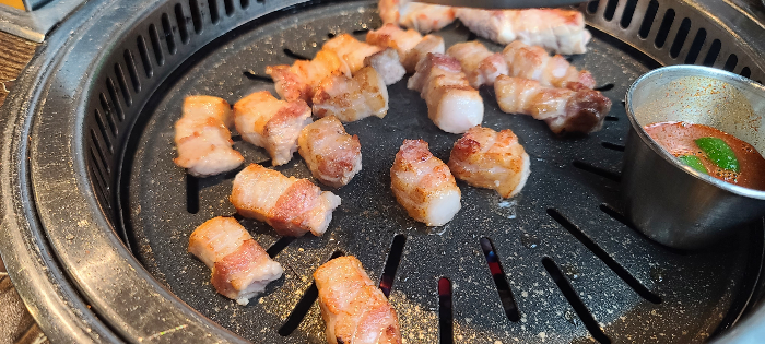 분당 맛집 서현역 맛집 돼지고기 소고기 삼겹살 맛집 육화몽 서현역 4번출구 내부인테리어 정갈한밑반찬 노릇노릇 삼겹살구이