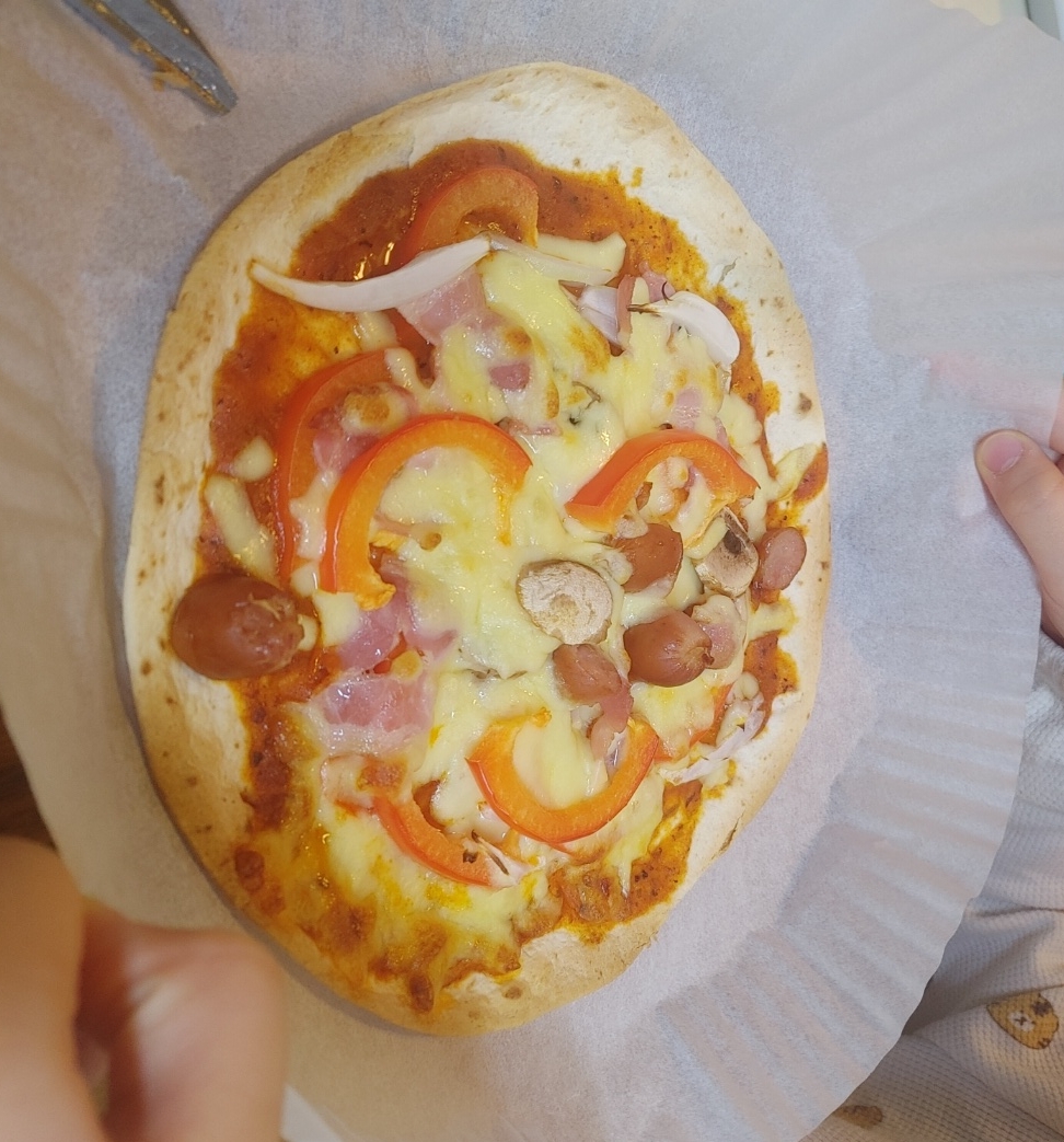 웃고 있는 홈메이드 김치피자!