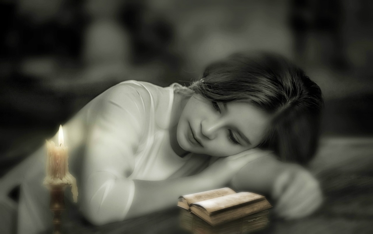 책상에 엎드려 있는 우울해보이는 여성