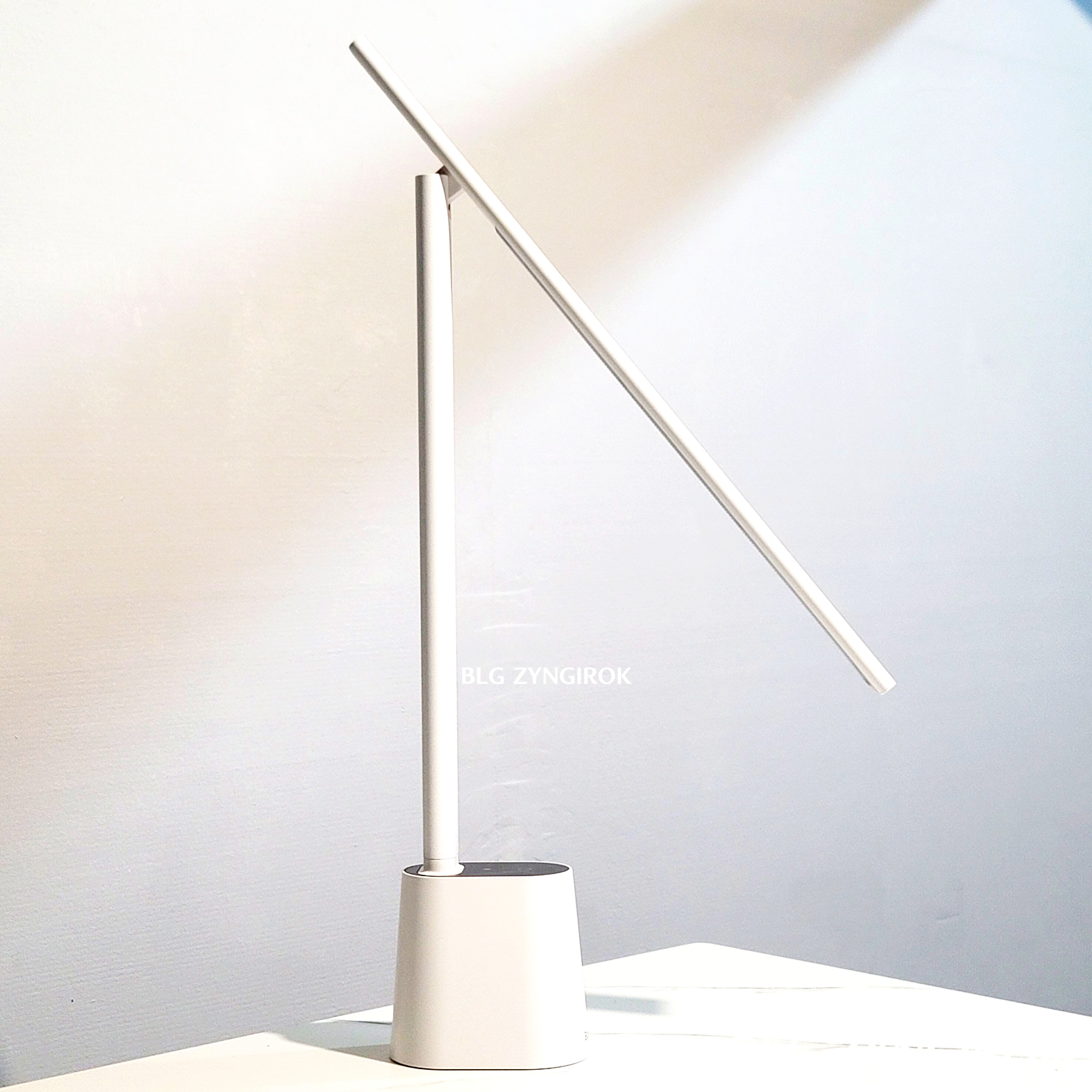 Baseus 데스크 LED 램프가 펼쳐진 채로 테이블 위에 놓여있다.