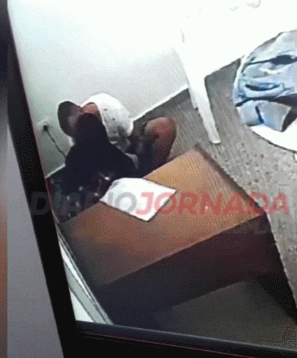 판사가 죄수에게 키스할 때 VIDEO: Female judge caught kissing Argentinian cop-killer she jailed