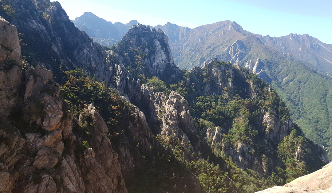 권금성 정상에서 물든 색의 바다, 가을의 설악이 열리다