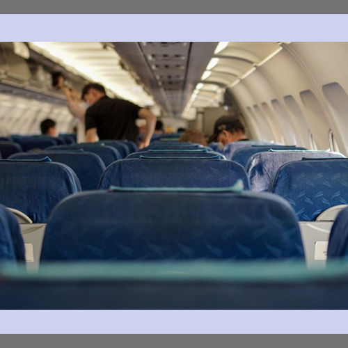 비행기 기내 좌석 및 승객의 모습