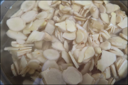 생강 편 물에 담가두기