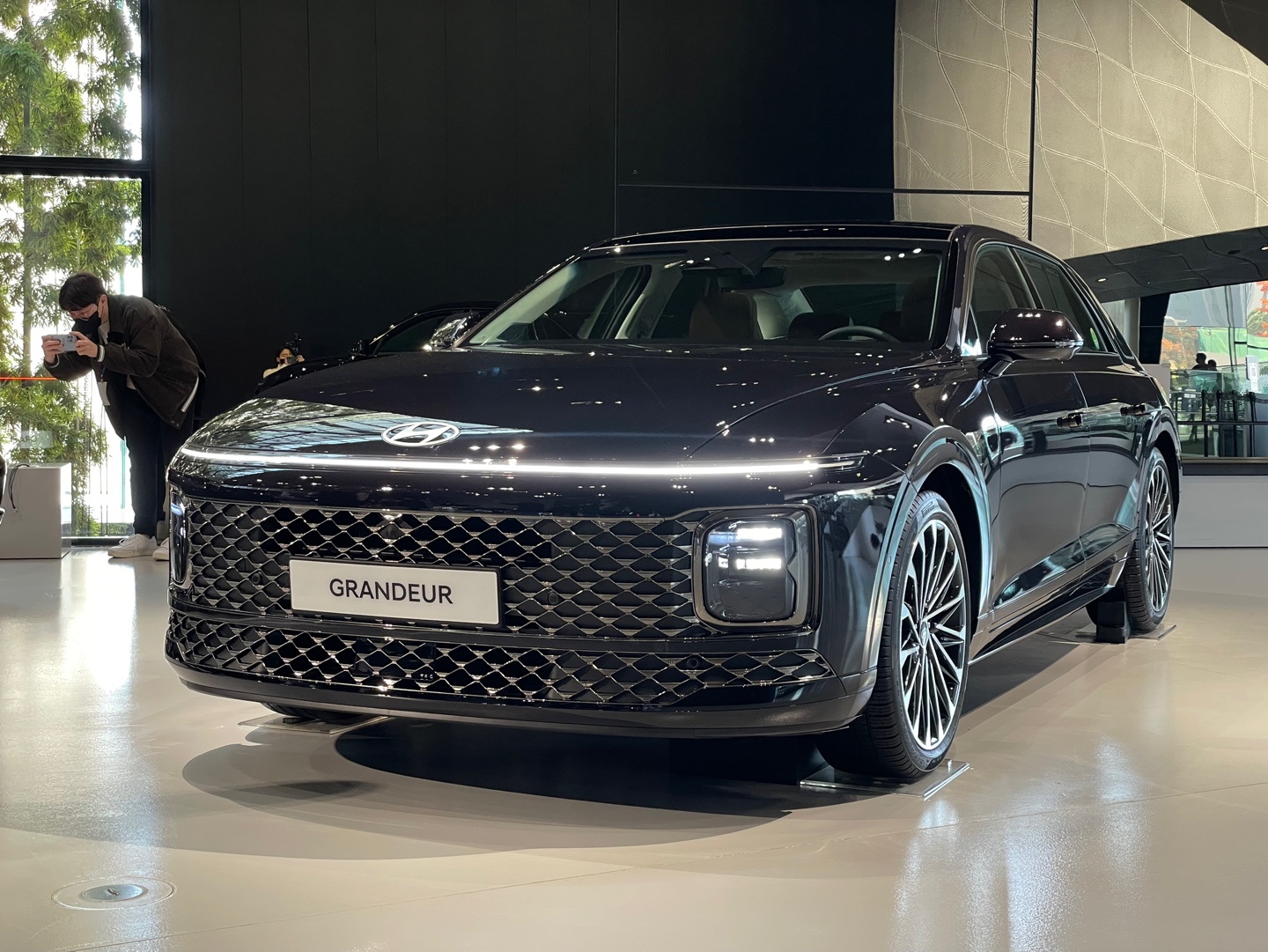 현대자동차가 지난 해 말 출시한 7세대 &lsquo;디 올 뉴 그랜저(GN7)'의 결함들이 끊이지 않는 가운데, 소비자들의 불만이 폭주하고 있다.