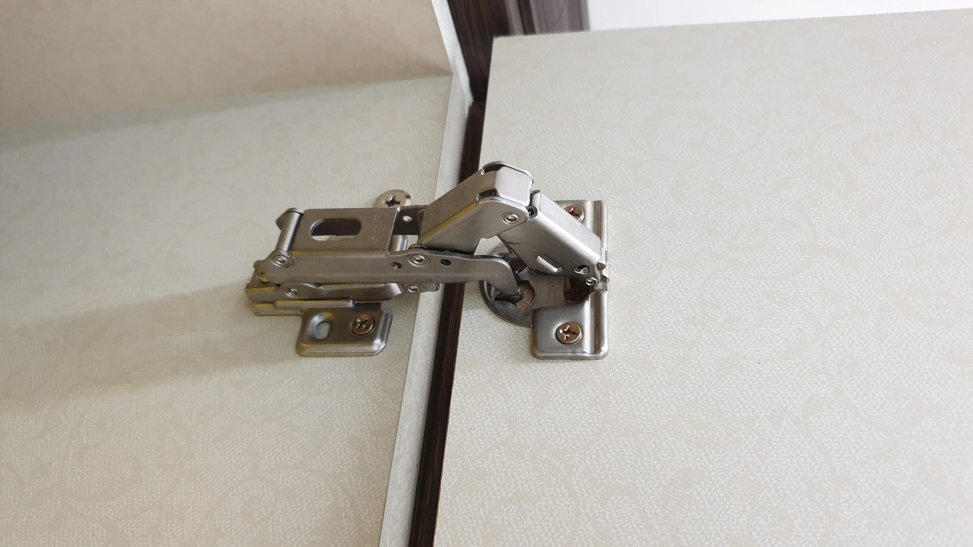 헛도는 싱크대 경첩 나사못