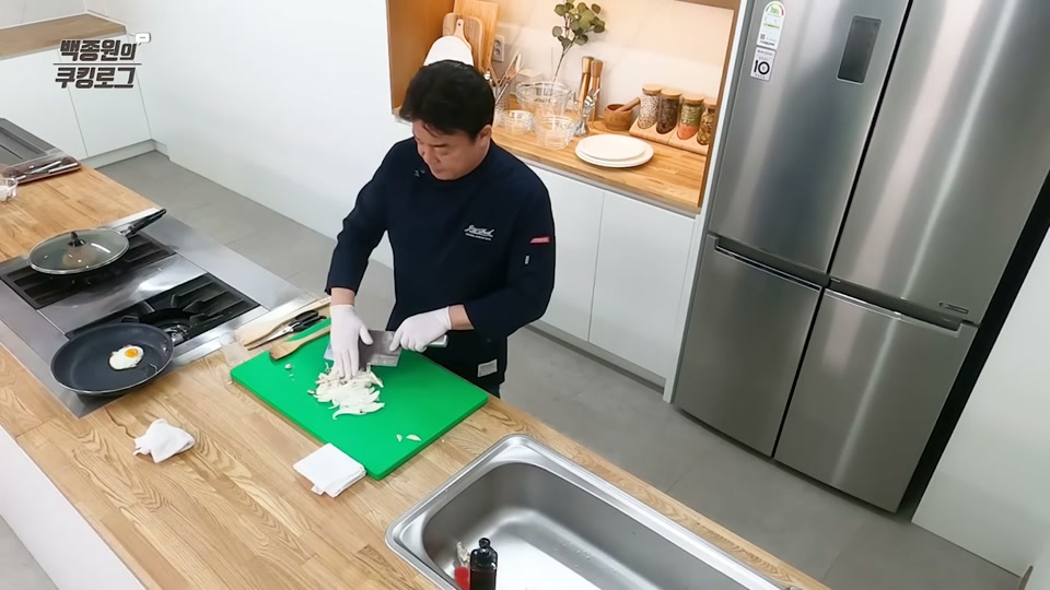 새송이버섯과 양파를 써는 장면