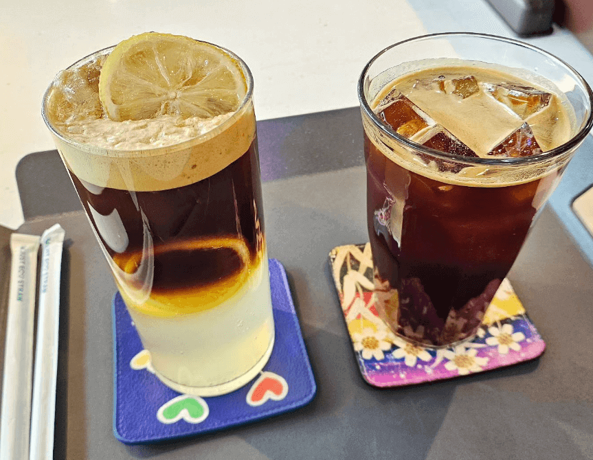 벙커 공연장에서 제공되는 차와 음료 사진