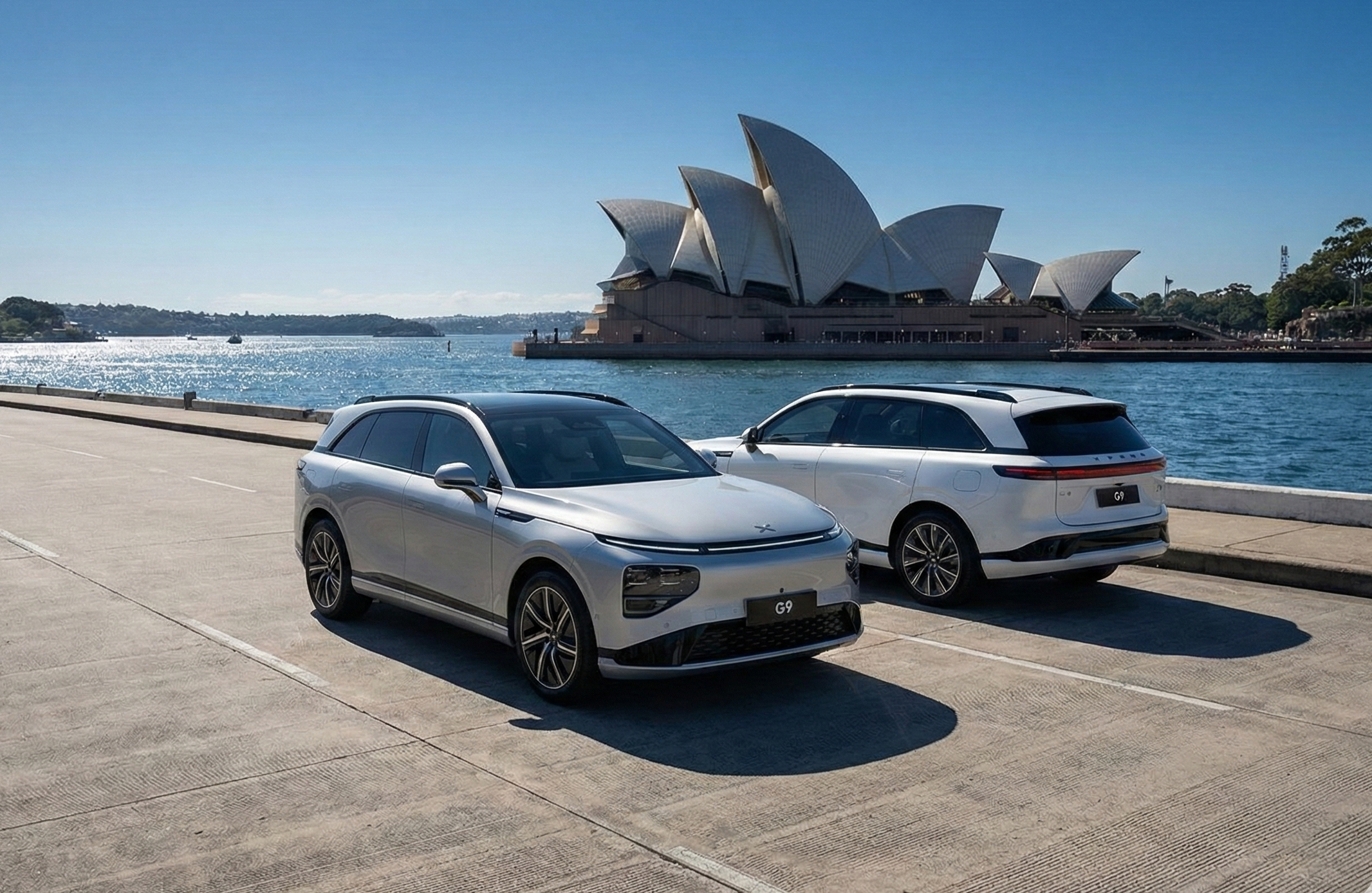 'Gemini AI'로 합성한 '샤오펑 G9' 두 대의 전측면 및 후측면 디자인과 '시드니 오페라하우스' 배경 이미지