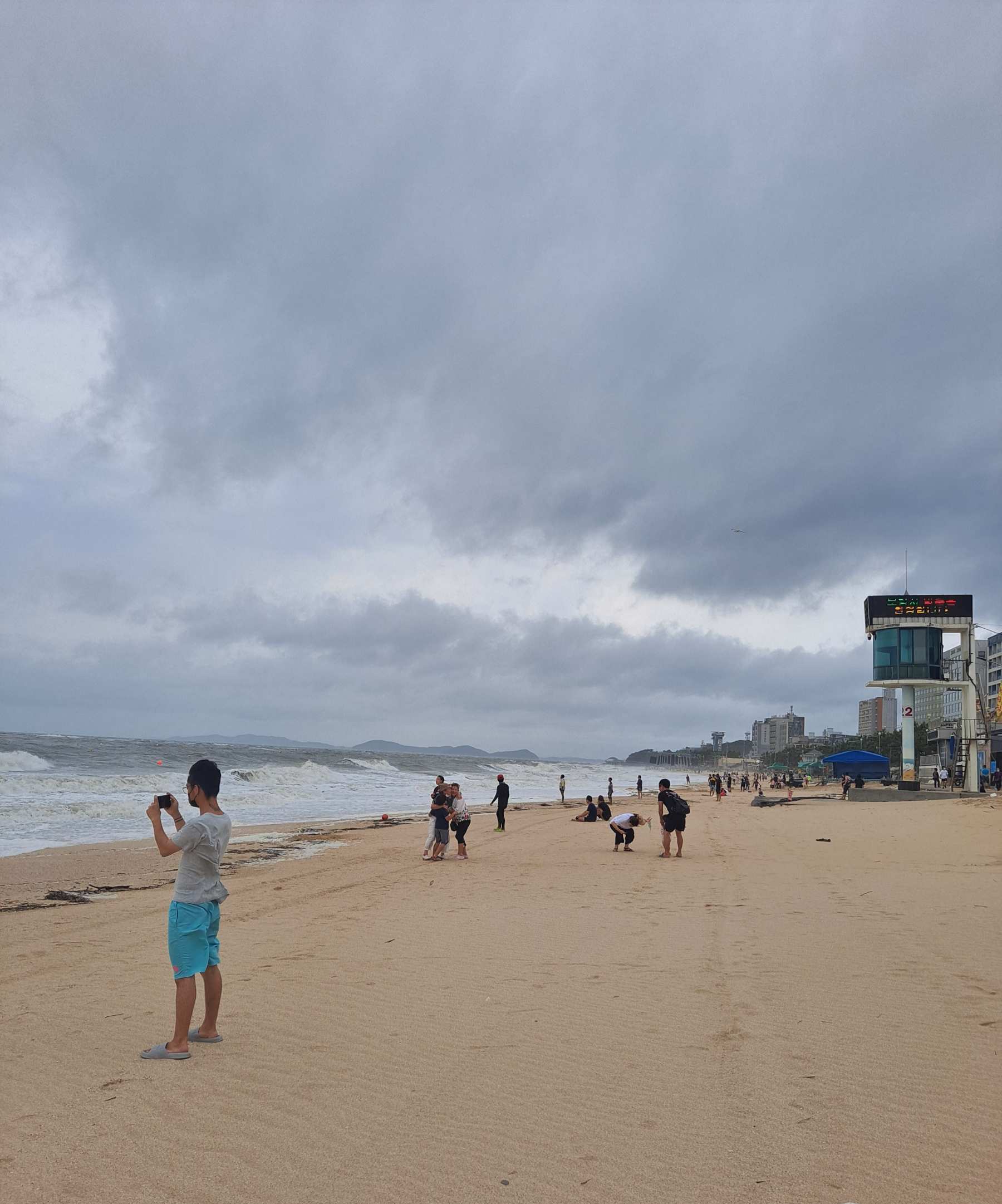 보령 바다와 휴가객들