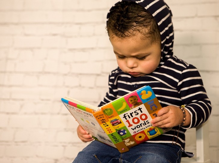 유아 독서하는 사진