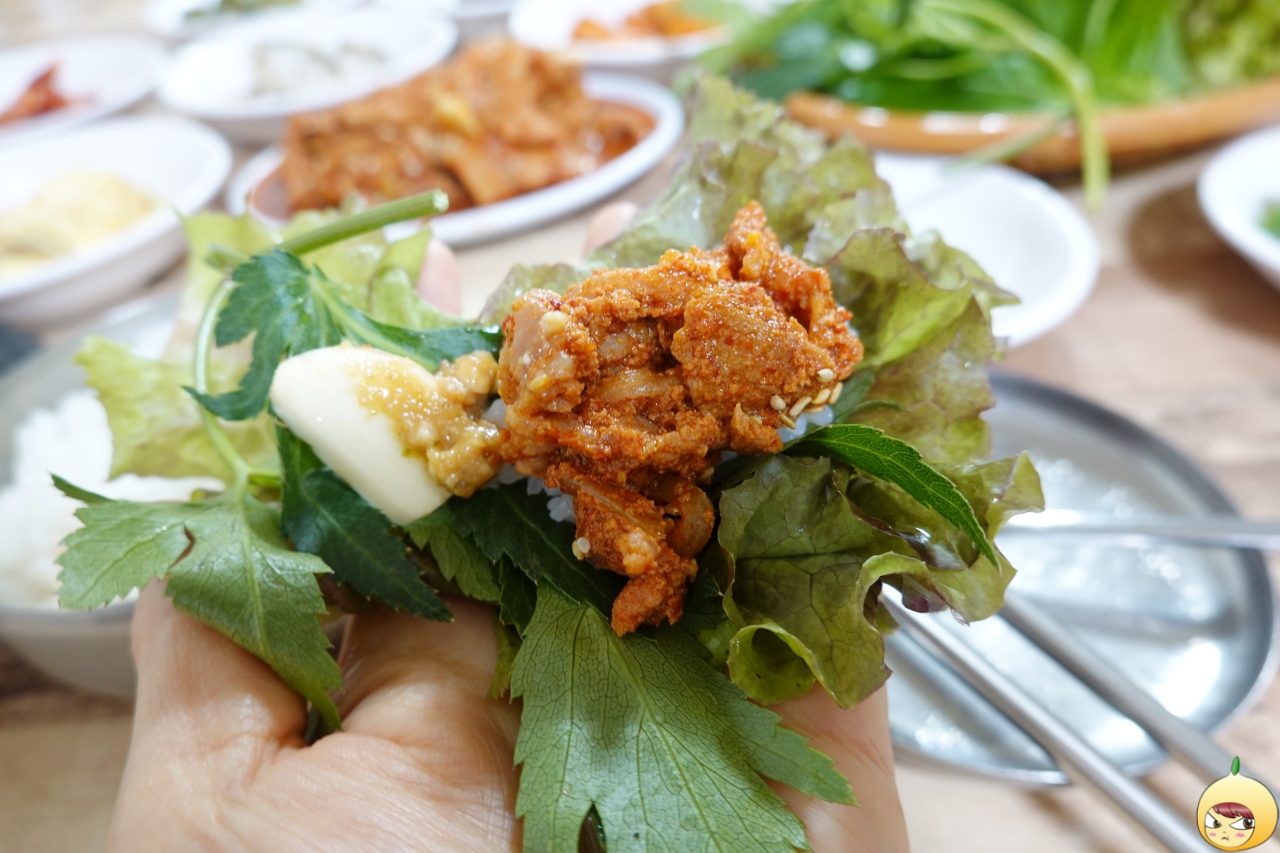 상추와 당귀 제육볶음으로 만든 쌈