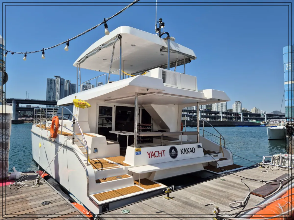 요트장에-떠있는-요트모습-카카오요트라고-써있음-2층임