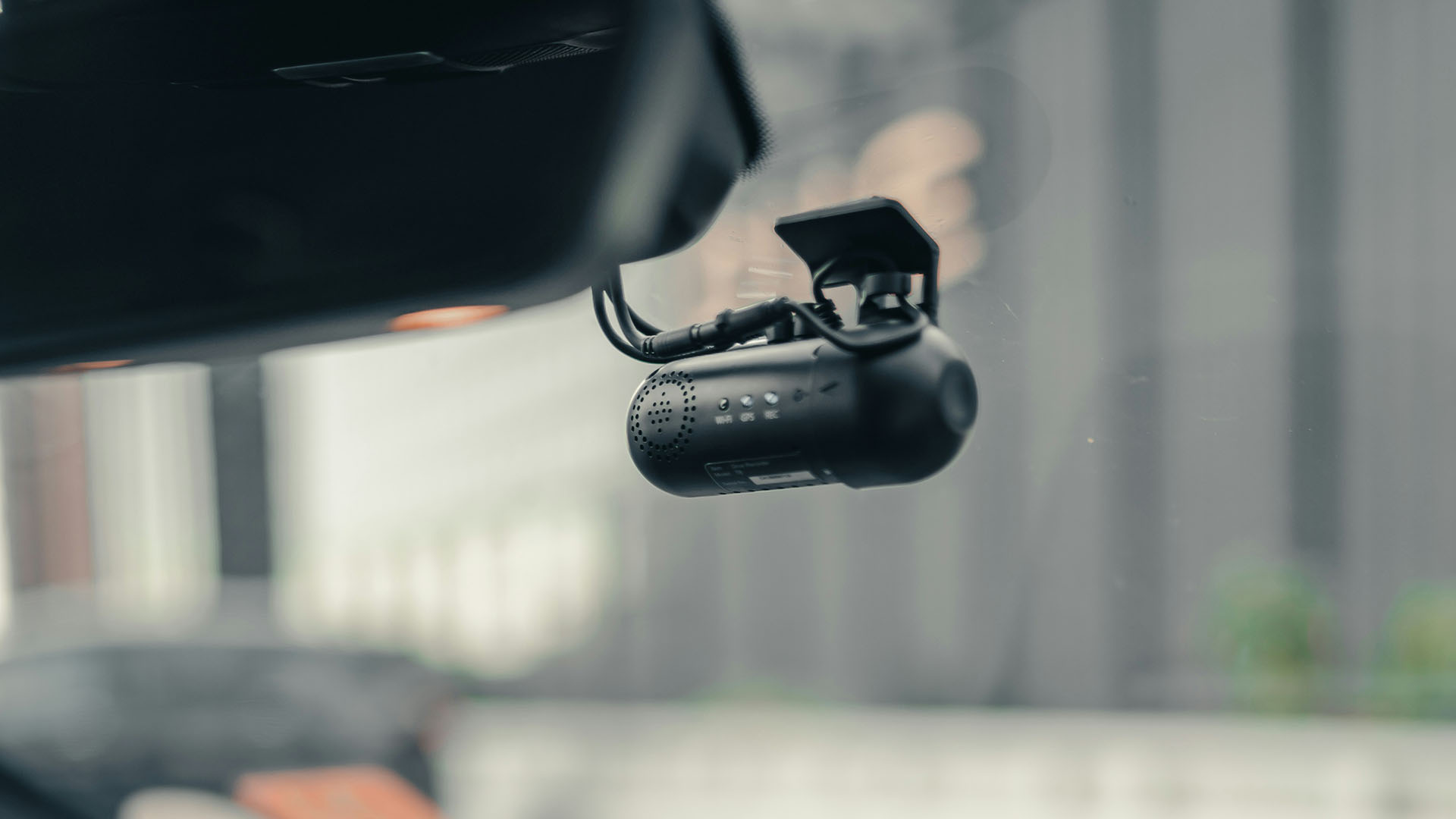 차량 내부 앞 유리 중앙 상단에 부착된 원통형의 검은색 전방 카메라 블랙박스