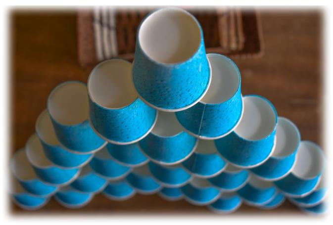 종이컵 쌓기로 향상되는 신체와 정신 능력: 놀이 이상의 가치