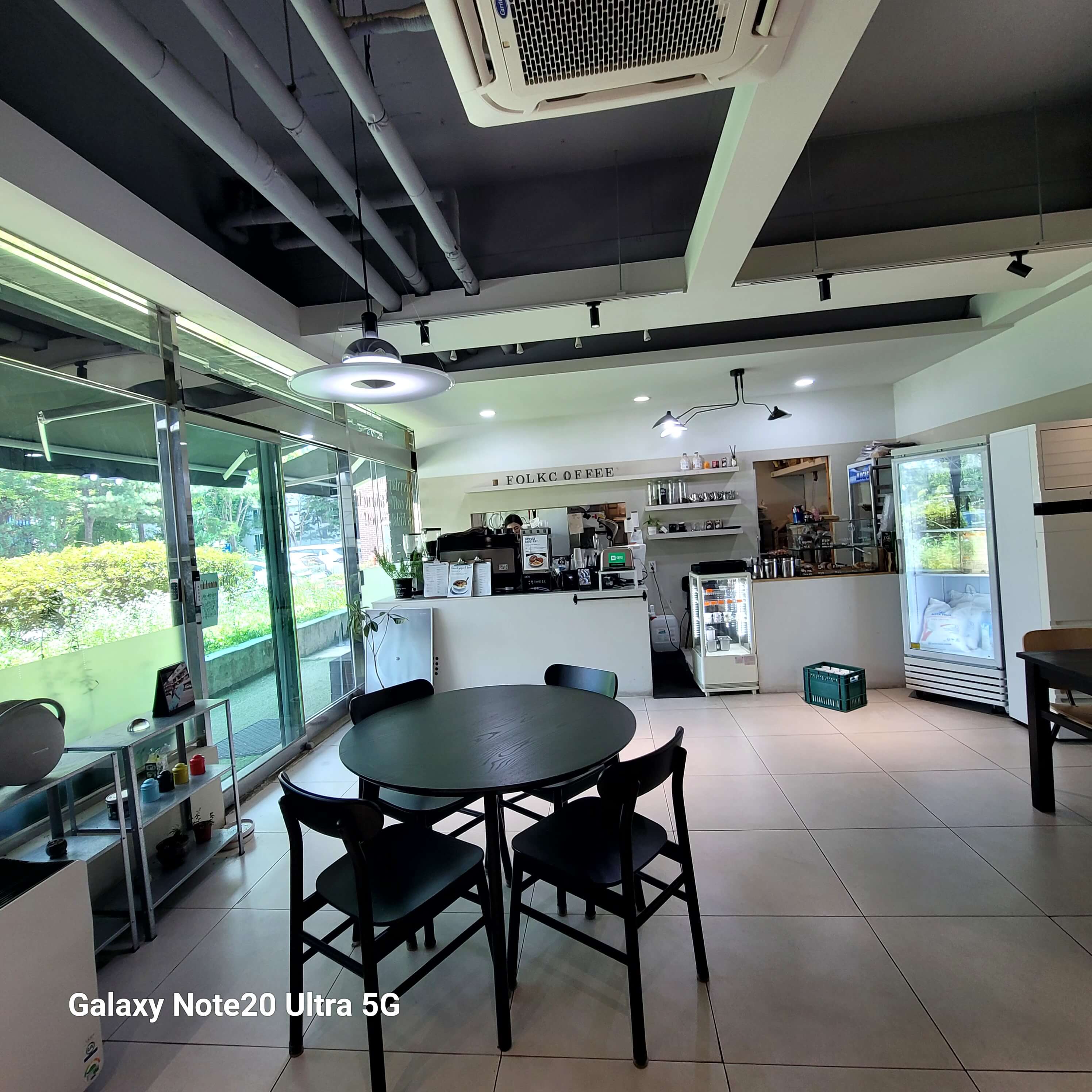 커피와 베이글의 완벽한 브런치 조화