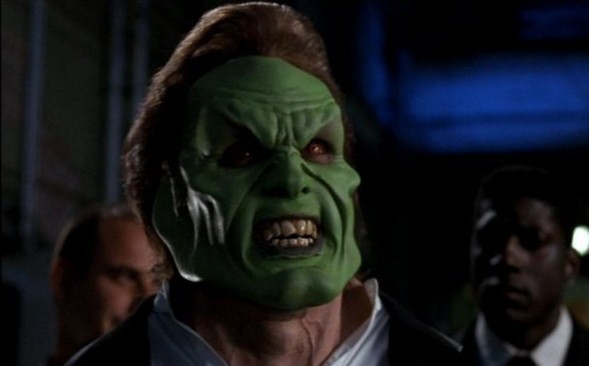 도리안 타이렐이 마스크를 쓴 장면