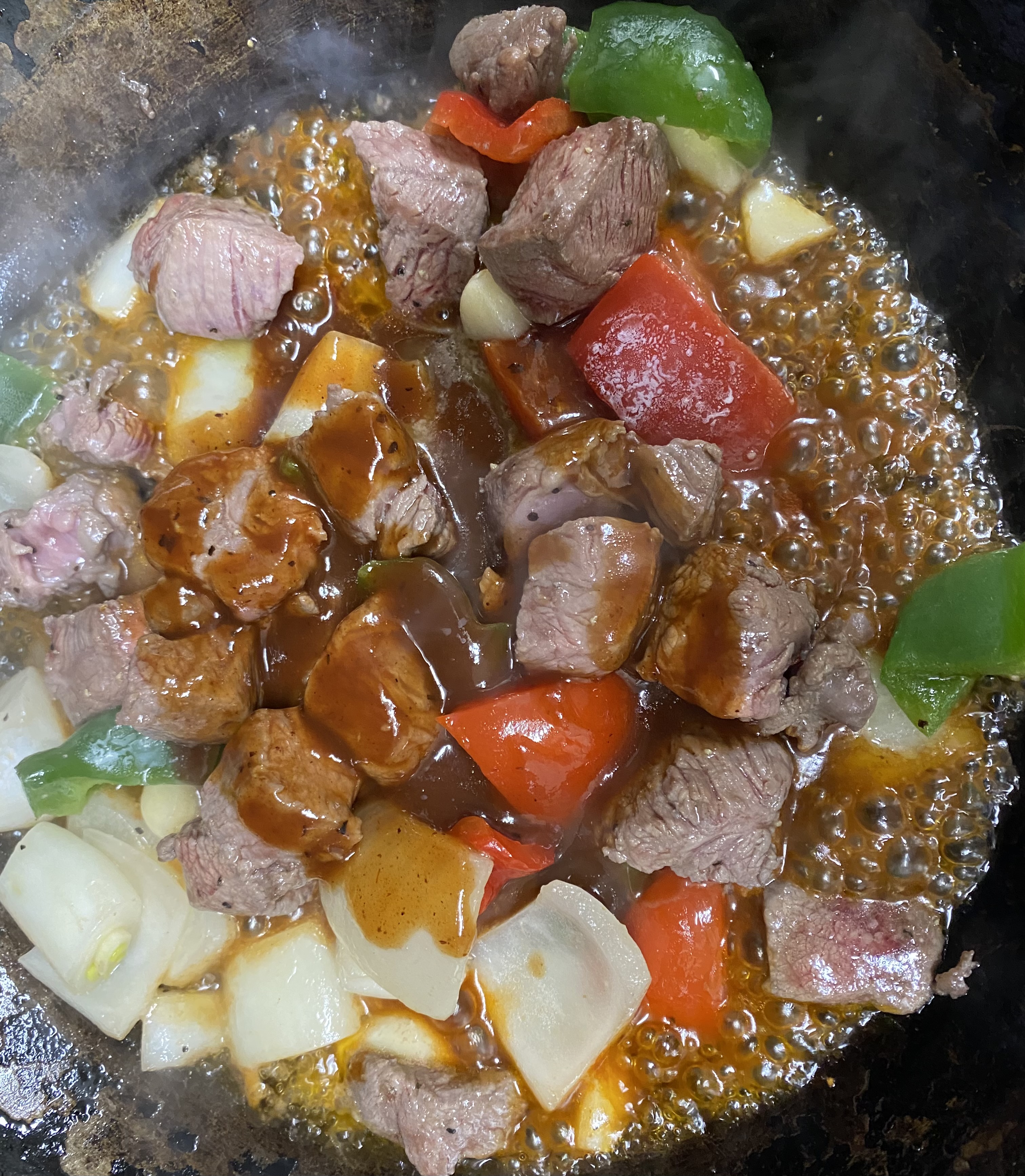 야채를 넣고 볶은후 소스를 넣은 모습