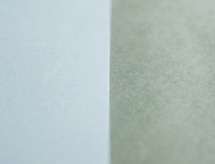 금융 정보 신뢰성과 노이즈 구분을 형상화한 은은한 빛과 그림자 표현의 미니멀리즘 스타일 이미지