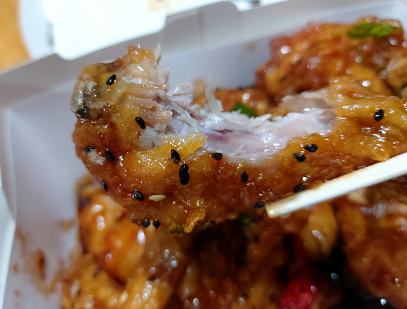 다리 냠냠 닭다리 냠냠