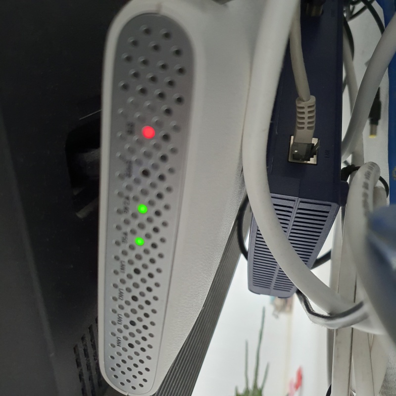 TV뒤에-설치된-셋톱박스