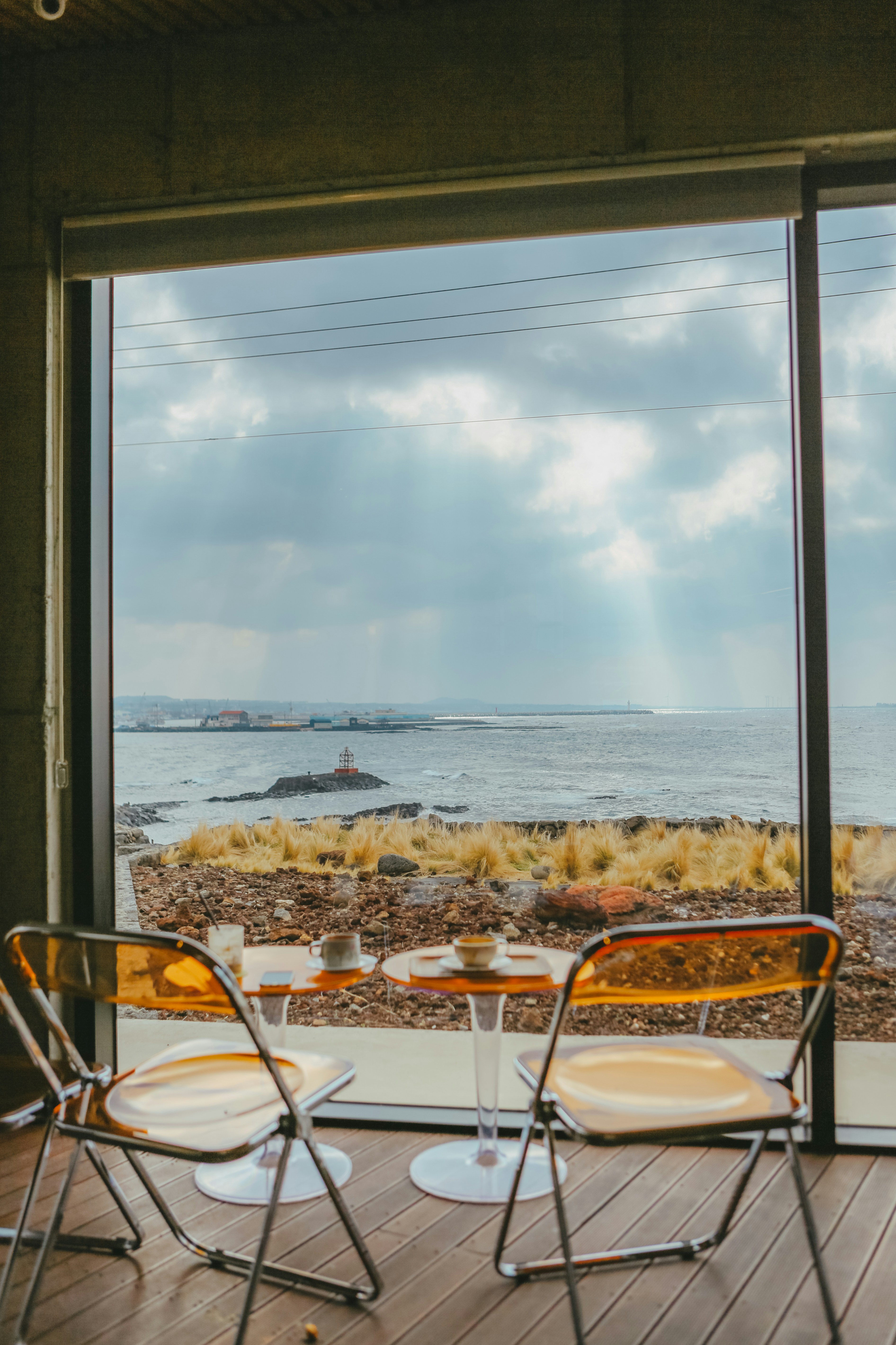 따뜻한 카페 창가 자리 풍경 관련 사진