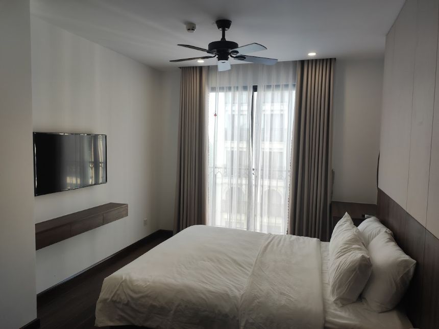 객실 침대 위 천장에 설치된 실링팬, 환기와 통풍에 유용한 시설