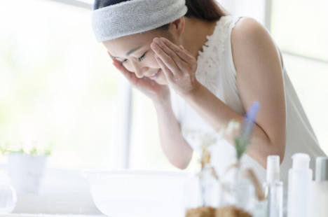 세수를 하고 있다.