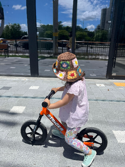 스트라이더 밸런스 자전거를 타는 여자 아이