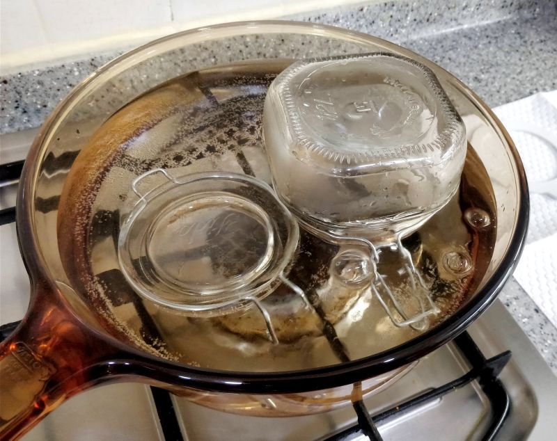 유리병을 냄비에 거꾸로 넣고 소독해주는 모습