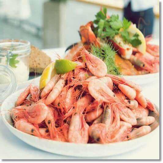 키토산이 풍부한 음식&#44; 접시에 담긴 삶은 새우