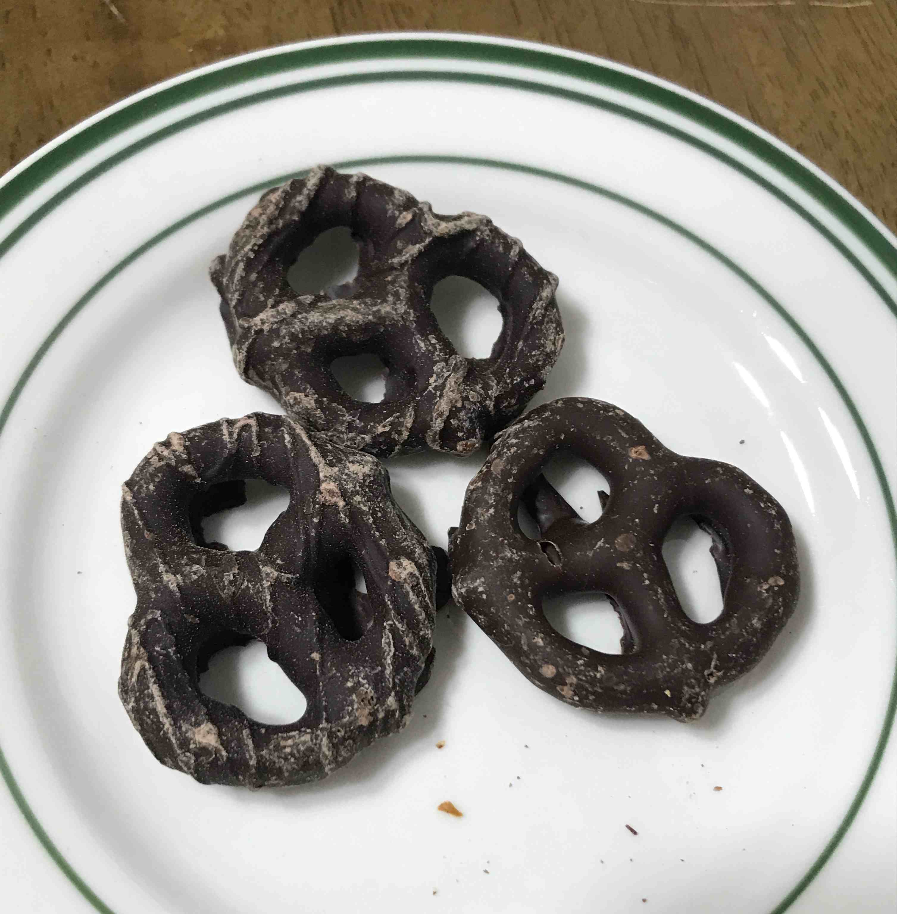 홀푸드마켓, 트레이더조 다크초코프레첼 비교