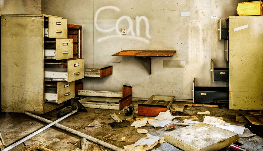 집안 곰팡이 냄새 제거 방법가 필요한 사무실 전경의 모습