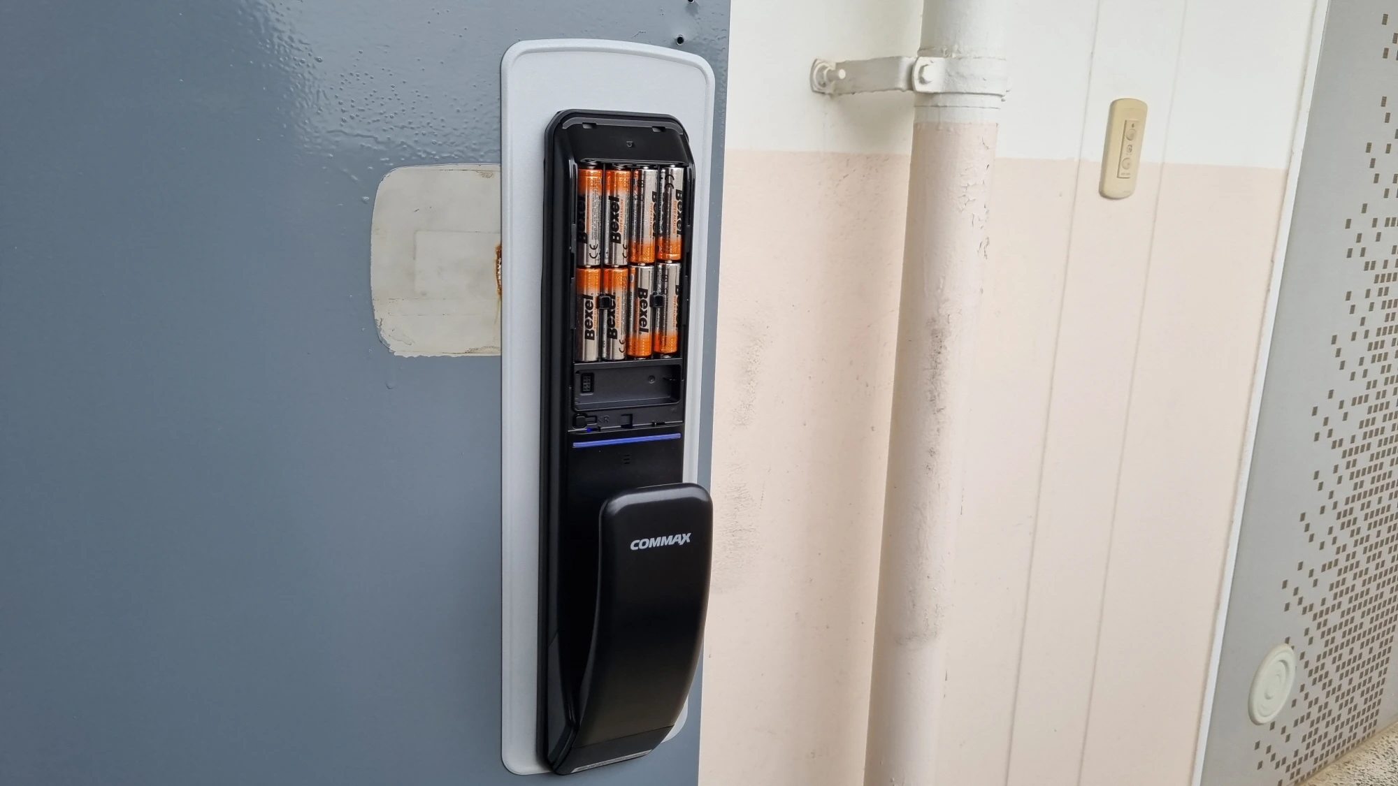 도어락 건전지 끼운 모습